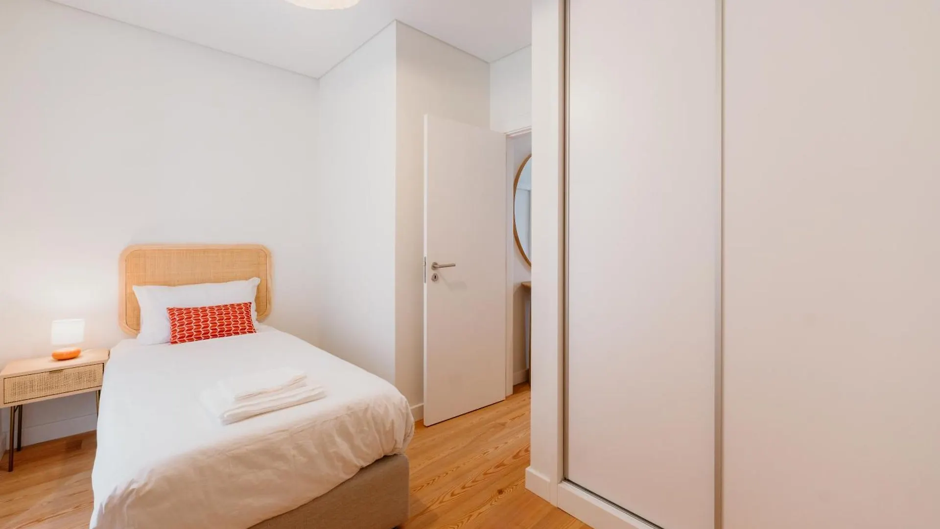 Mary Orange - No 236 Rc E - Elegant Two-Bedroom Urban Retreat Lisboa 0*,